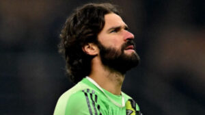 alisson becker em campo