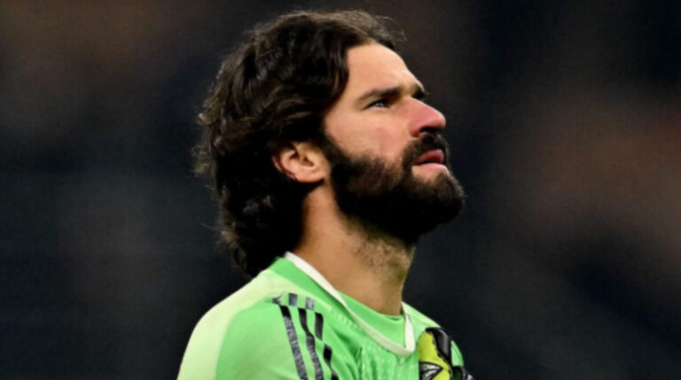 alisson becker em campo