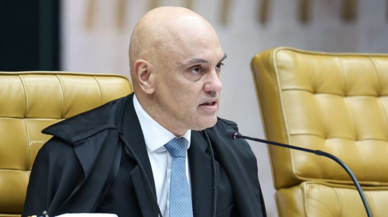 Moraes suspende visitas de Flávio a Bolsonaro por 90 dias e manda apurar propaganda eleitoral antecipada