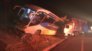 acidente carreta ônibus
