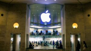 Investidores reavaliam corrida da inteligência artificial e devolvem o posto de maior empresa do mundo à Apple após um ano. (Foto: Reprodução/Apple)