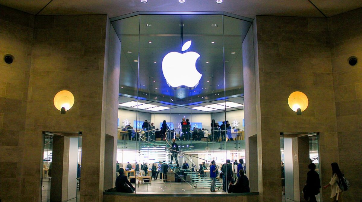 Investidores reavaliam corrida da inteligência artificial e devolvem o posto de maior empresa do mundo à Apple após um ano. (Foto: Reprodução/Apple)