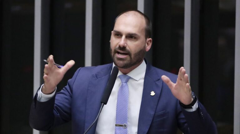 PF conclui processo e recomenda a demissão de Eduardo Bolsonaro por abandono de cargo