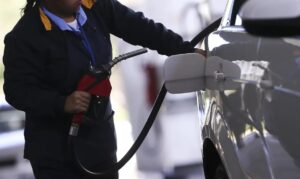Frentista abastecendo um carro