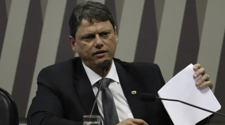 Tarcísio diz confiar nas urnas após fala de Flávio Bolsonaro em evento com embaixadores