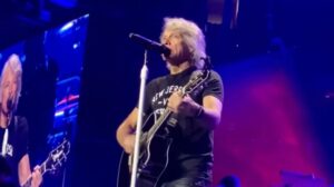 Em volta aos palcos, Jon Bon Jovi interrompe show em NY por sinusite e promete remarcação. (Foto: Reprodução/YouTube)