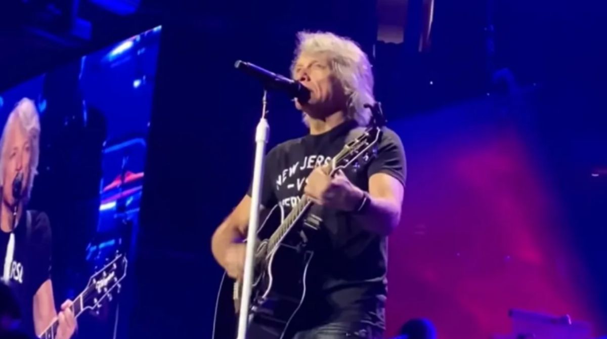 Em volta aos palcos, Jon Bon Jovi interrompe show em NY por sinusite e promete remarcação. (Foto: Reprodução/YouTube)