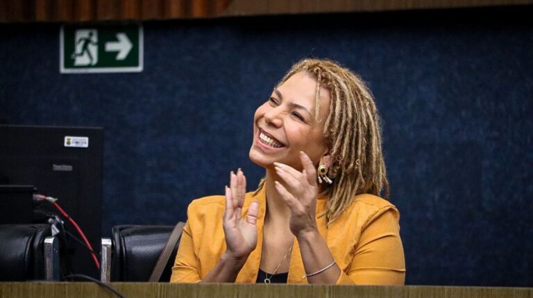 PSOL e Rede oficializam Áurea Carolina ao Senado e mantêm indefinição sobre apoio ao governo de Minas