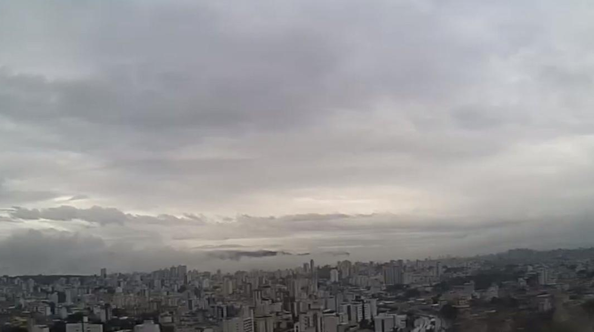 vista do horizonte de bh com o céu nublado