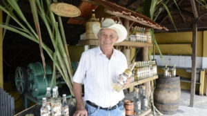lapinha segurando uma garrafa de cachaça