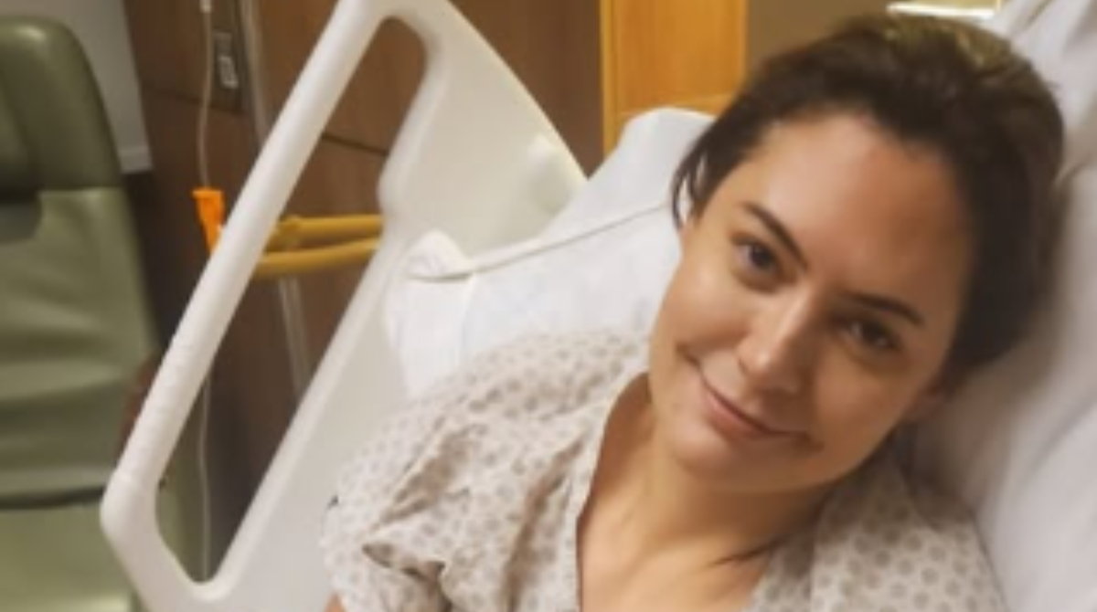 michelle bolsonaro deitada em uma maca em hospital