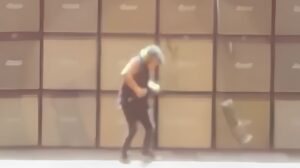 Brian Johnson quase foi atingido por "projétil cenográfico" em show do AC/DC em Las Vegas. (Foto: Reprodução/X/AcostaMzk)
