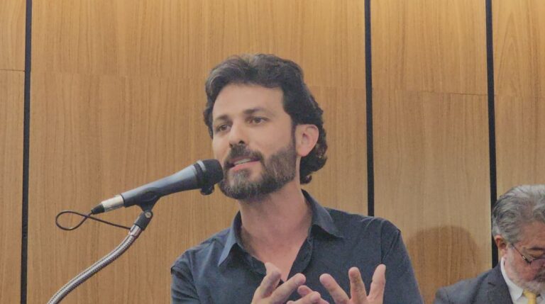 ‘Vou responder a cada acusação’, diz Marcelo Aro após críticas de Mateus Simões