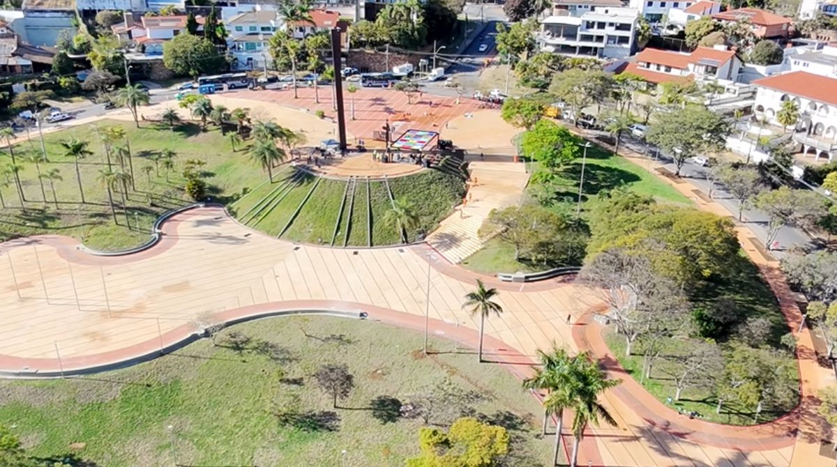 Prefeito Álvaro Damião aponta chuvas, tombamento histórico e falhas de empreiteiras para justificar atraso na entrega da Praça do Papa em BH. (Foto: Guilherme Lara/Rede98)