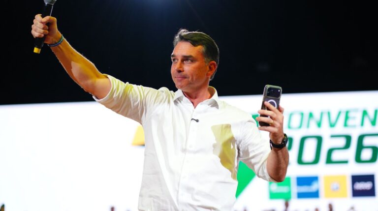 Flávio Bolsonaro inicia campanha em Minas com agendas em Juiz de Fora e Belo Horizonte