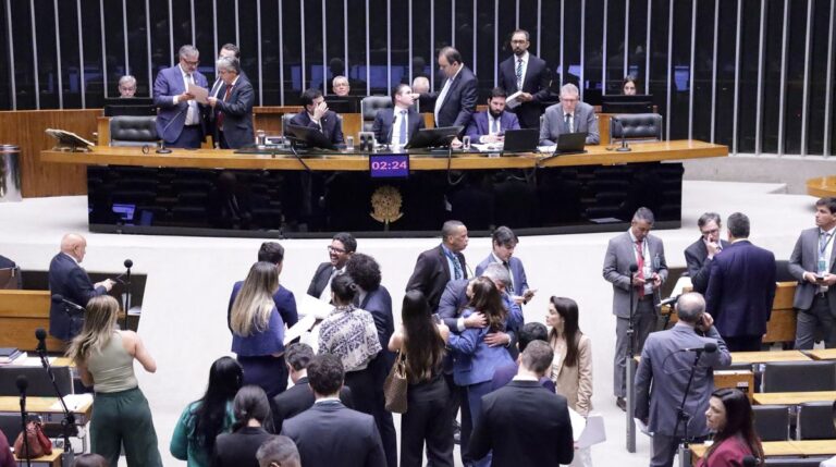 Câmara aprova projeto que amplia gastos fora do arcabouço e cria benefícios para fertilizantes e minerais críticos