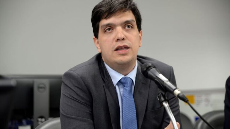 Mateus Simões oficializa troca secretário de Educação de Minas