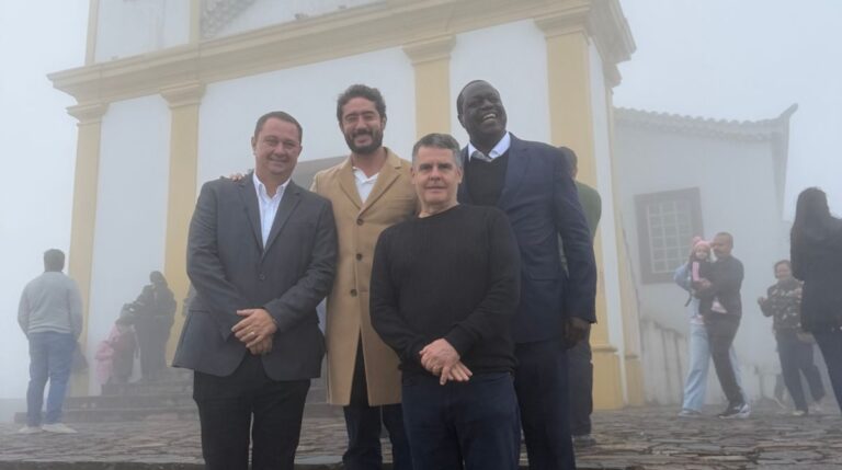 Gabriel Azevedo repete gesto de Tancredo Neves e inicia campanha na Serra da Piedade