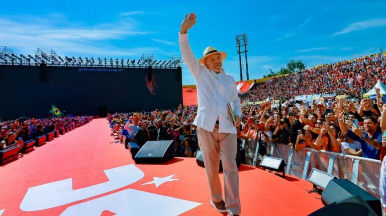Em São Bernardo, Lula inicia campanha, se apresenta como ‘peão’, promete ‘libertar favelas’ e faz acenos a mulheres e religiosos