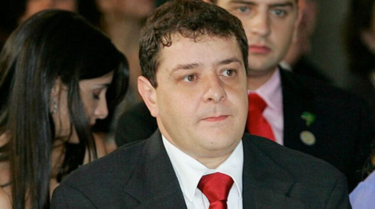 PF encontra mensagens de Lulinha sobre negócios com lobista investigada no caso do INSS