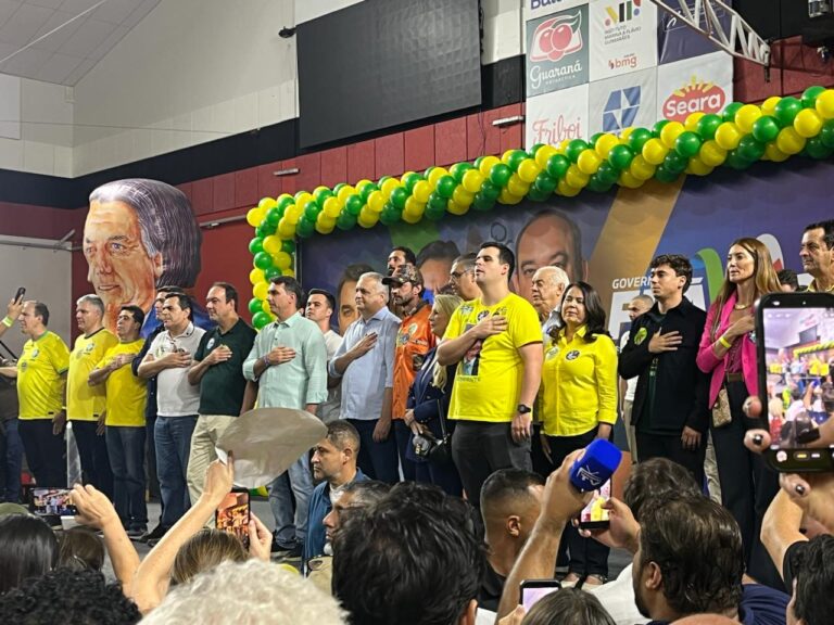 Flávio acende uma vela para Roscoe e outra para Cleitinho, que pode romper com Aro