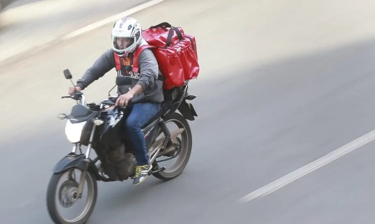 Motociclista fazendo entregas