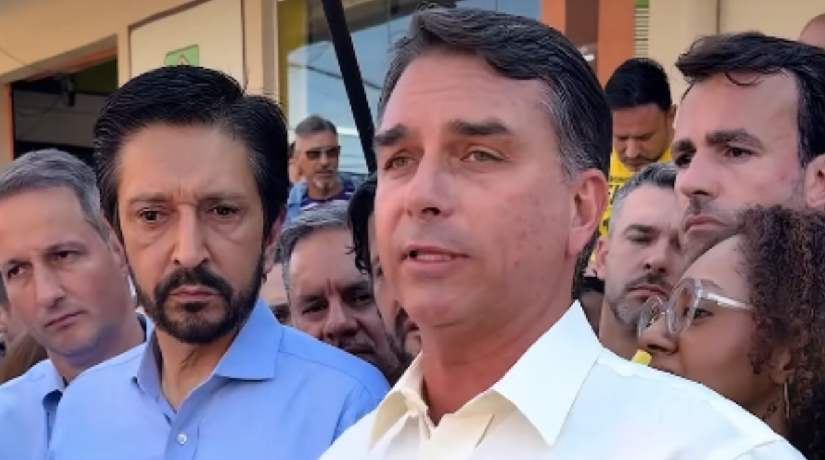 Em agenda em São Paulo, Flávio Bolsonaro afirma que prestou contas do filme 'Dark Horse' e rebate críticas de opositores. (Foto: Reprodução/Instagram/Flávio Bolsonaro)