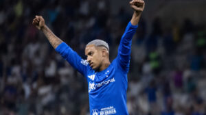 Matheus Pereira garantiu a vitória celeste contra o rubronegro no último lance de partida. (Foto: Gustavo Aleixo/Cruzeiro)