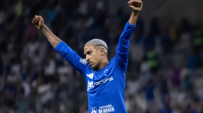 Matheus Pereira garantiu a vitória celeste contra o rubronegro no último lance de partida. (Foto: Gustavo Aleixo/Cruzeiro)