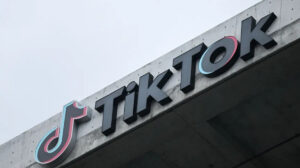 ANPD aplica multa de R$ 153,7 milhões à ByteDance e exige restrições no TikTok para proteger crianças e adolescentes. (Foto: Patrick Fallon/AFP)