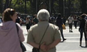 Idosos em rua da cidade