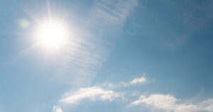 sol no céu azul com algumas nuvens