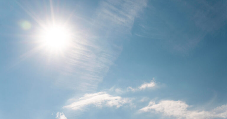 sol no céu azul com algumas nuvens