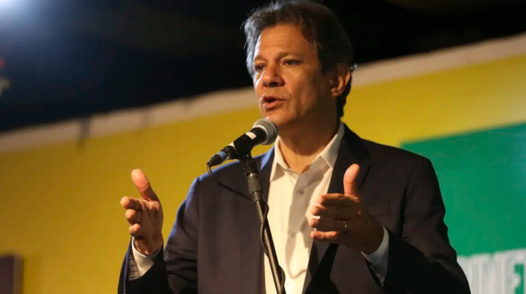 Justiça manda remover postagens que associam falsamente Haddad a atentado contra Luciano Hang
