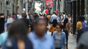 pessoas andando na rua