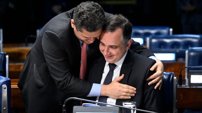 Alcolumbre indica Rodrigo Pacheco para vaga no TCU; votação pode ocorrer nesta terça (1º)