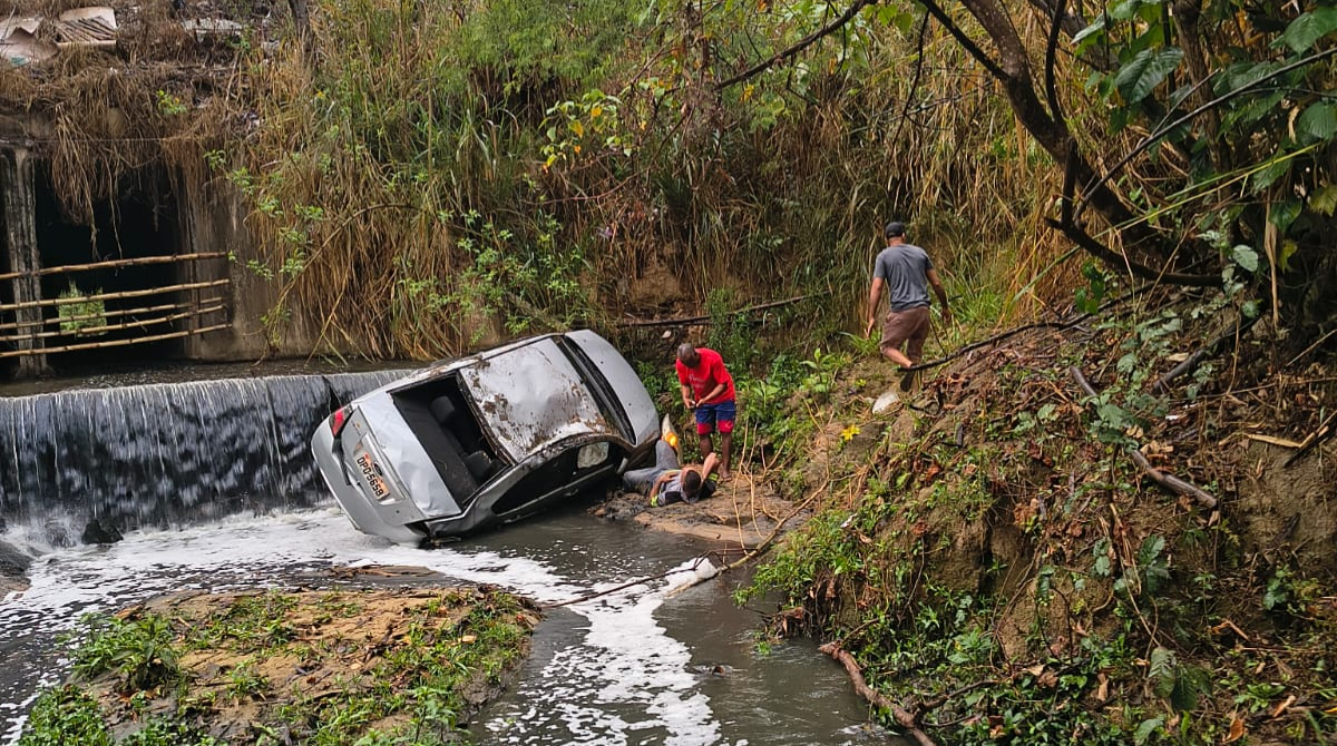carro cai ribanceira
