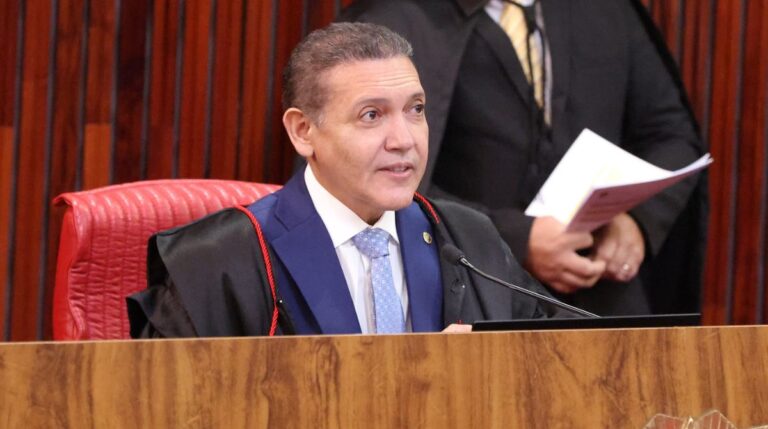 TSE mantém propaganda de Lula que liga Flávio Bolsonaro ao Master, mas manda retirar imagem feita por IA