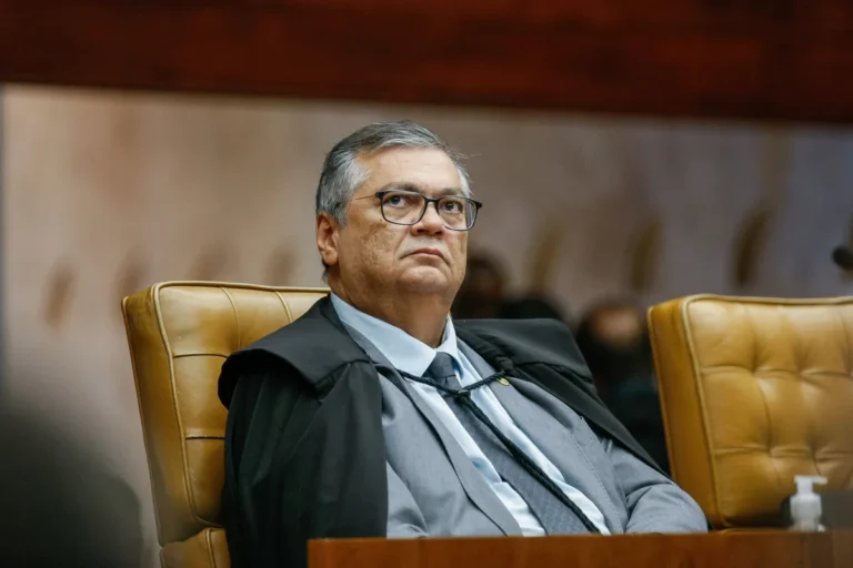 Dino diz que STF é maior que seus ministros e pede enfrentamento da crise