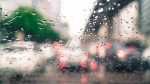 vidro com gotas de chuva