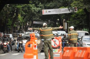Agentes da BHTrans monitoram o trânsito