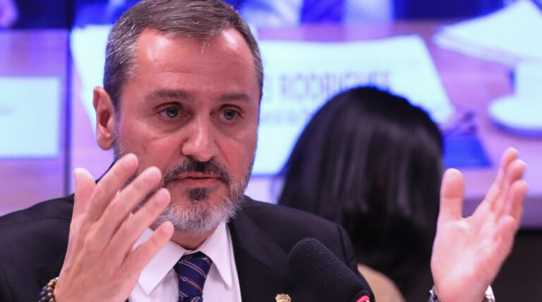 André Mendonça afasta diretor-geral da PF em meio à crise no STF