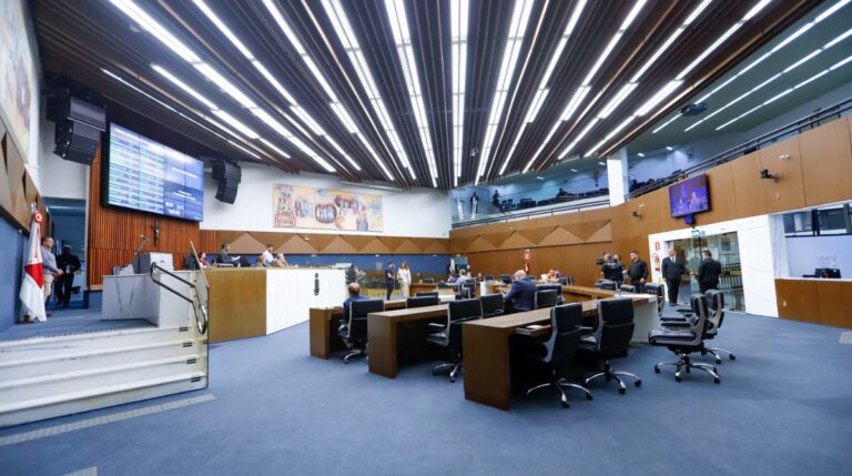 Projeto que permite modelo cívico-militar em escolas privadas de BH avança na Câmara