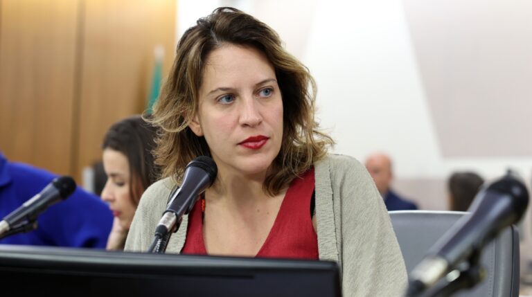Bella Gonçalves denuncia ameaças de morte e estupro e vandalismo em comitê de campanha