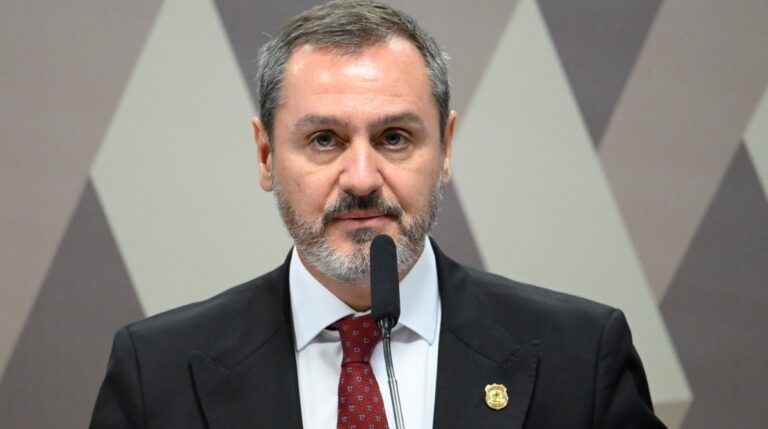AGU pede a Fachin suspensão do afastamento do diretor-geral da PF
