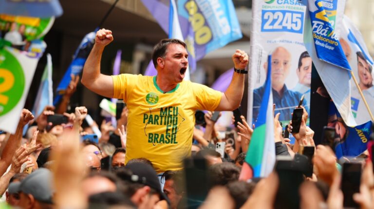 Flávio refaz trajeto de Bolsonaro em Juiz de Fora: ‘Não vamos desistir’