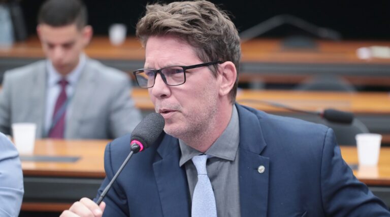 Mario Frias repassou R$ 645 mil à produtora de Dark Horse em menos de 60 dias, diz PF
