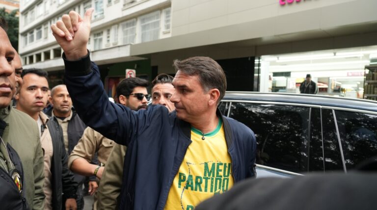 Flávio Bolsonaro acusa Dino de interferência política após operação sobre ‘Dark Horse’