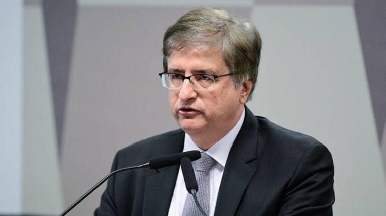 Oposição cobra afastamento de Paulo Gonet da PGR após foto com Vorcaro em Londres