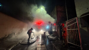 mulher coloca fogo casa